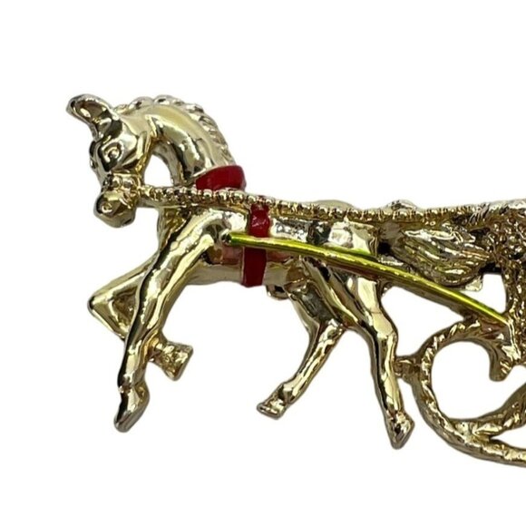 Vintage Gerrys Christmas Sleigh Horse Brooch Couple Holly Accents Gold-Tone Chic - Picture 4 of 7